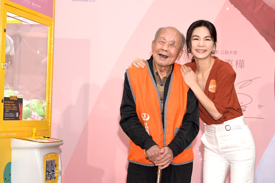 寒冬助老公益大使Ella陳嘉樺(右)與90歲獨居的李有生爺爺