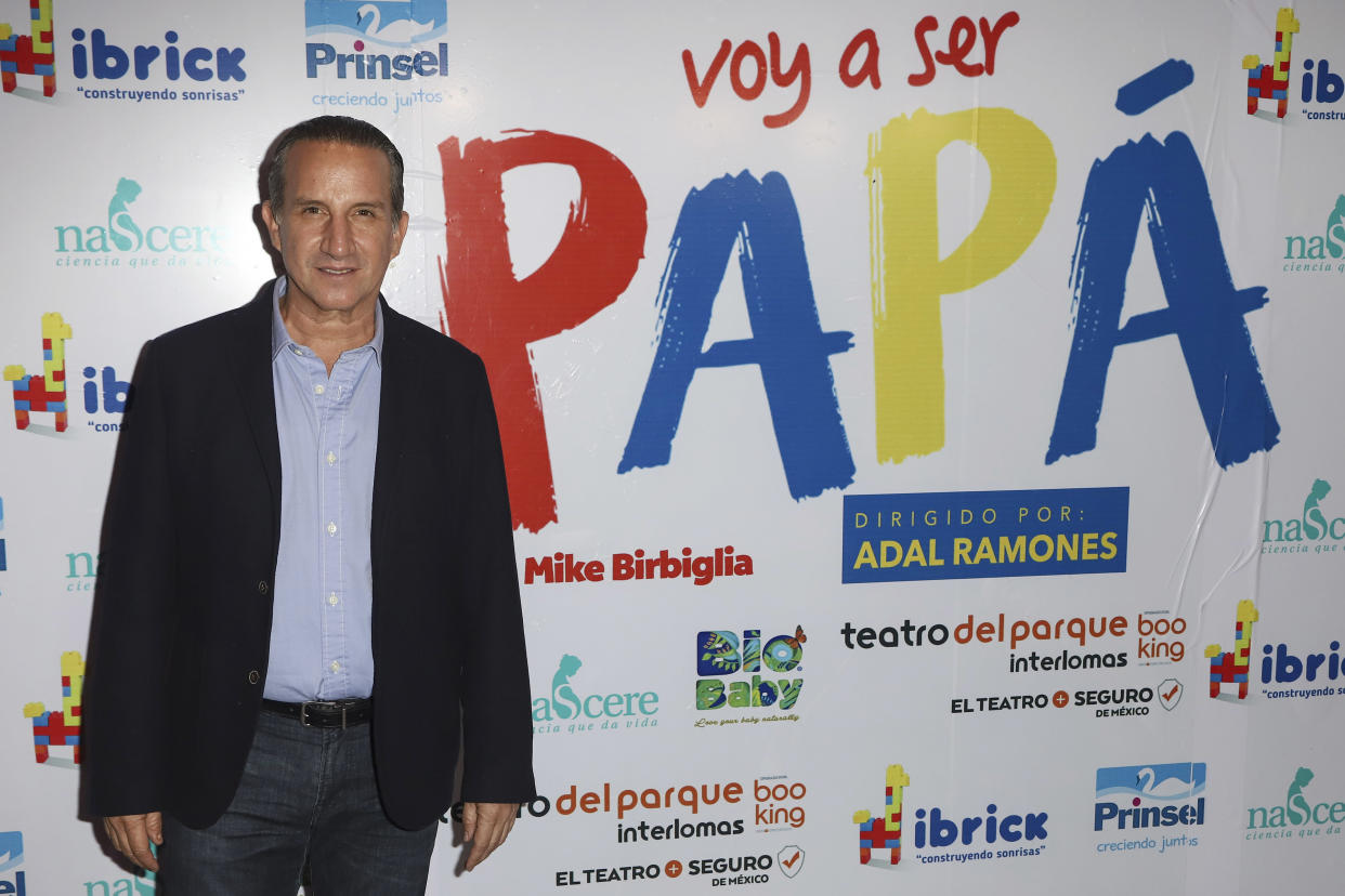 Por una broma de Mike Birbiglia sobre la obra 'Voy a ser papá', se perjudica la imagen de Plutarco Haza.  (Photo by Medios y Media/Getty Images)