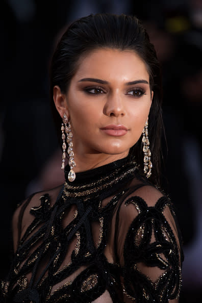 Para novias que quieren salir de lo común. El maquillaje de Kendall Jenner es intenso y glamoroso, ideal para quienes quieren romper el molde con su maquillaje de novia y se animan a salir de los clásicos tonos tierra y rosados. Los ojos ahumados en negro son los protagonistas del make-up. La boca debe acompañar, sin estorbar. Por eso, lo mejor es optar por un labial nude o beige. - Foto: Ian Gavan/Getty Images