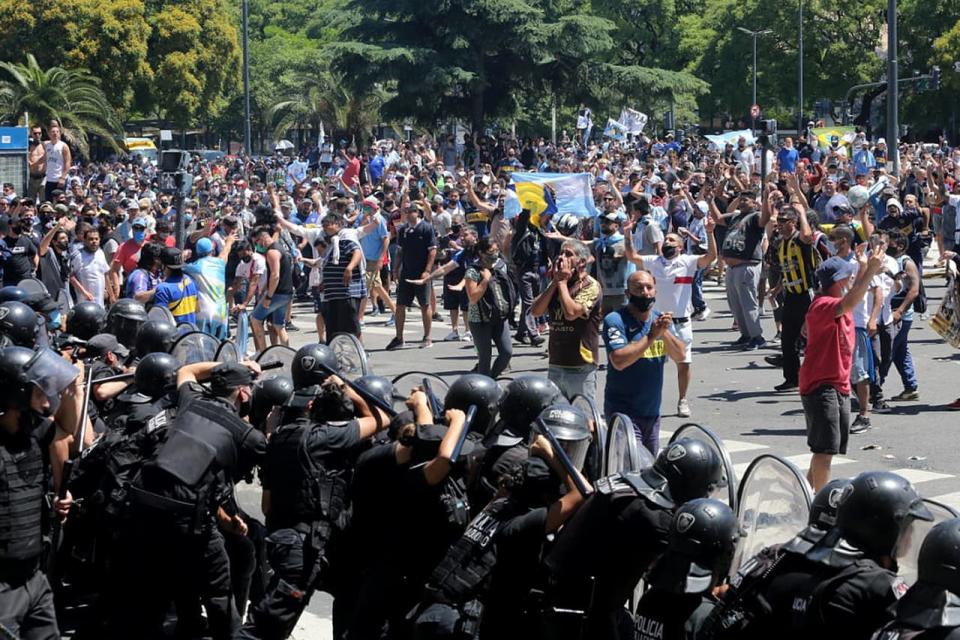 Los incidentes en la puerta de Casa Rosada para entrar al velatorio de Diego Maradona comenzaron pasado el mediodía