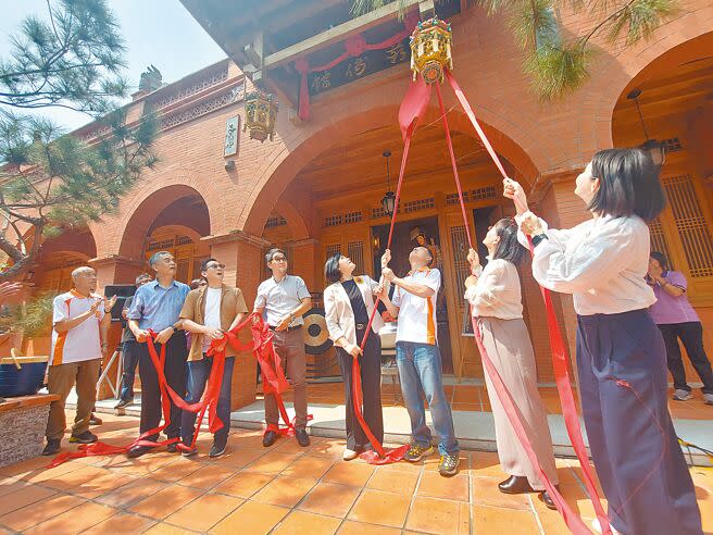 雲林縣唯一不燒金紙的媽祖廟「持法媽祖宮」，以木雕闢建「薪傳館」藝文展演空間昨日啟用，雲林縣長張麗善（右四）出席。（周麗蘭攝）