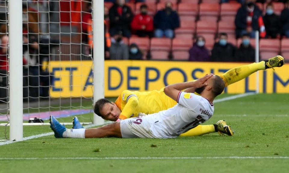 Bryan Mbeumo slides in at the back post but can only divert Brentford’s low cross wide of Asmir Begovic’s goal.