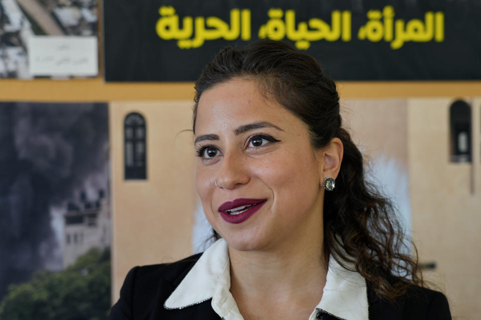 Aya Majzoub, subdirectora para el Medio Oriente y el norte de África de Amnistía Internacional, habla durante una entrevista con The Associated Press, en Beirut, Líbano, el martes 28 de marzo de 2023. (AP Foto/Bilal Hussein)