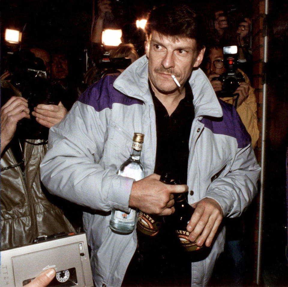 STOCKHOLM, SWEDEN:  (FILES) picture dated 12 October 1998 of Christer Pettersson, arriving at his flat in the Stockholm suburb of Sollentuna after being acquitted on appeal for the 1986 murder of Swedish Prime Minister Olof Palme. Pettersson carries bottles of liquor to celebrate the acquittal. Pettersson died 29 September 2004, after being in coma since September 16. AFP PHOTO / PRESSENS BILD / ANDERS HOLMSTROM  (Photo credit should read ANDERS HOLMSTROM/AFP via Getty Images)
