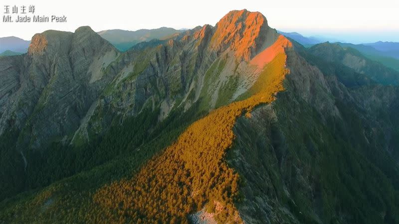  外交部委外製作的國慶短片，玉山主峰畫面遭誤植為瑞士阿彭策山區（下）。（上圖為正確版／翻攝自外交部YouTube頻道）