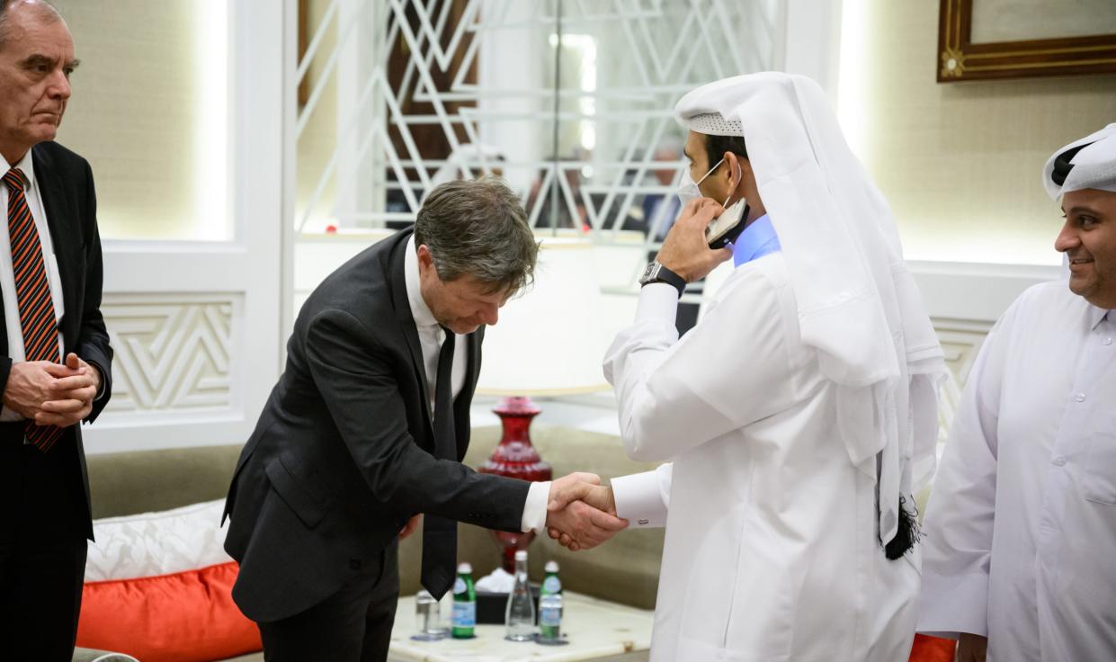 Wirtschaftsminister Robert Habeck besucht Katars Energieminister Saad Sharida al-Kaabi  - Copyright: Bernd von Jutrczenka/picture alliance via Getty Images