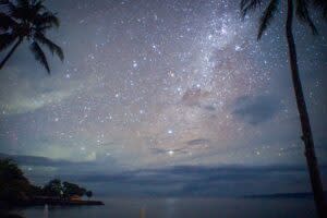 印尼社群媒體近日瘋傳一組照片，只見天空被碩大而閃爍的星星佈滿，美麗清澈的令網友們覺得不可思議，引發眾人討論。（圖／翻攝自推特）