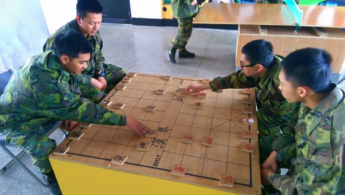 陸軍北訓中心持續優化官兵生活環境，製作手工桌球桌、大型棋盤等，成為休閒時的好夥伴。（陸軍北訓中心提供）