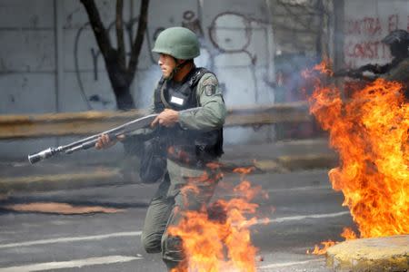 Riot security force members run after demonstrators at a rally during a strike called to protest against Venezuelan President Nicolas Maduro's government in Caracas, Venezuela, July 27, 2017 . REUTERS/Andres Martinez Casares