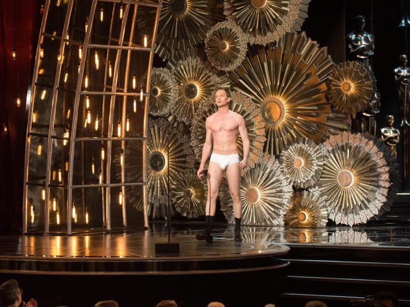 Neil Patrick Harris spärlich bekleidet auf der großen Oscar-Bühne. Foto: Michael Yada