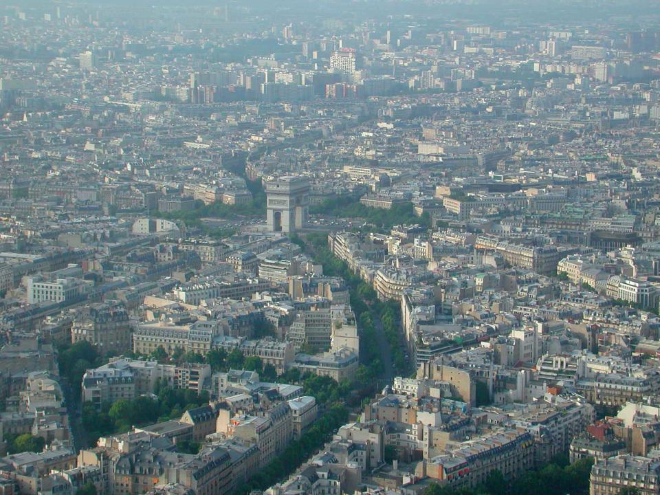 Menikmati Paris dari Menara Eiffel