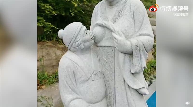 營盤山景區出現一座「媳婦餵婆婆喝母乳」石像。（圖／翻攝自漩渦視頻）
