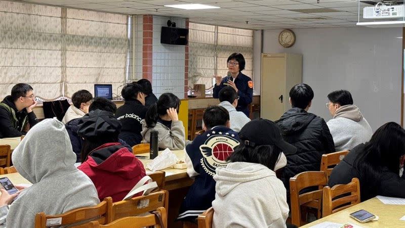 「內湖警會講」3月6日前往德明科技大學利用班長集會宣導交通安全（圖／翻攝畫面）