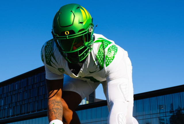 LOOK: Ducks unveil green and white uniform combo for Pac-12