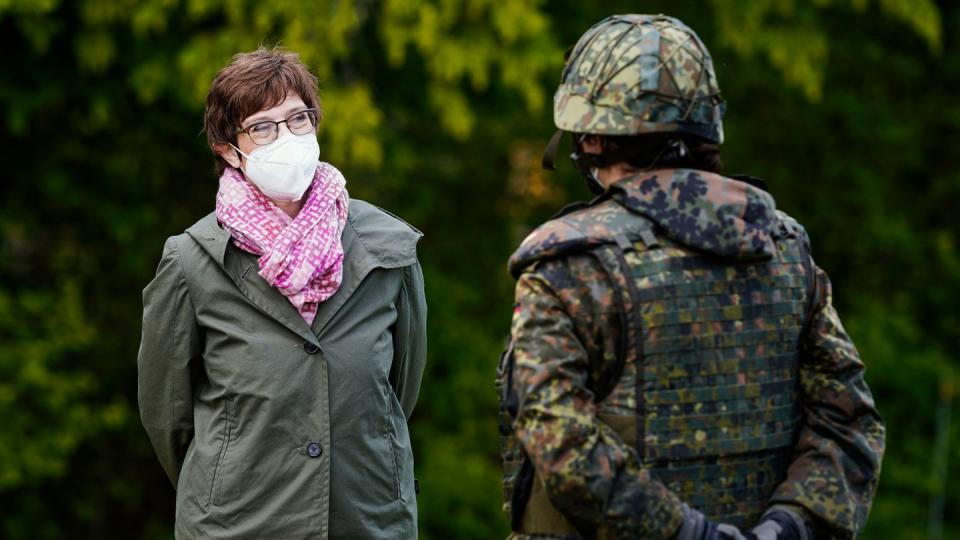 Annegret Kramp-Karrenbauer in der General-Dr.-Speidel-Kaserne bei ihrem Besuch des ABC-Abwehrbataillons 750 „Baden“.