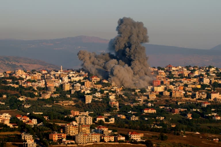 Une fumée noire s'élève dans le ciel après une frappe aérienne qui a visé une maison d'un village du sud du Liban, près de la frontière israélo-libanaise, le 21 juin 2024 (Rabih DAHER)