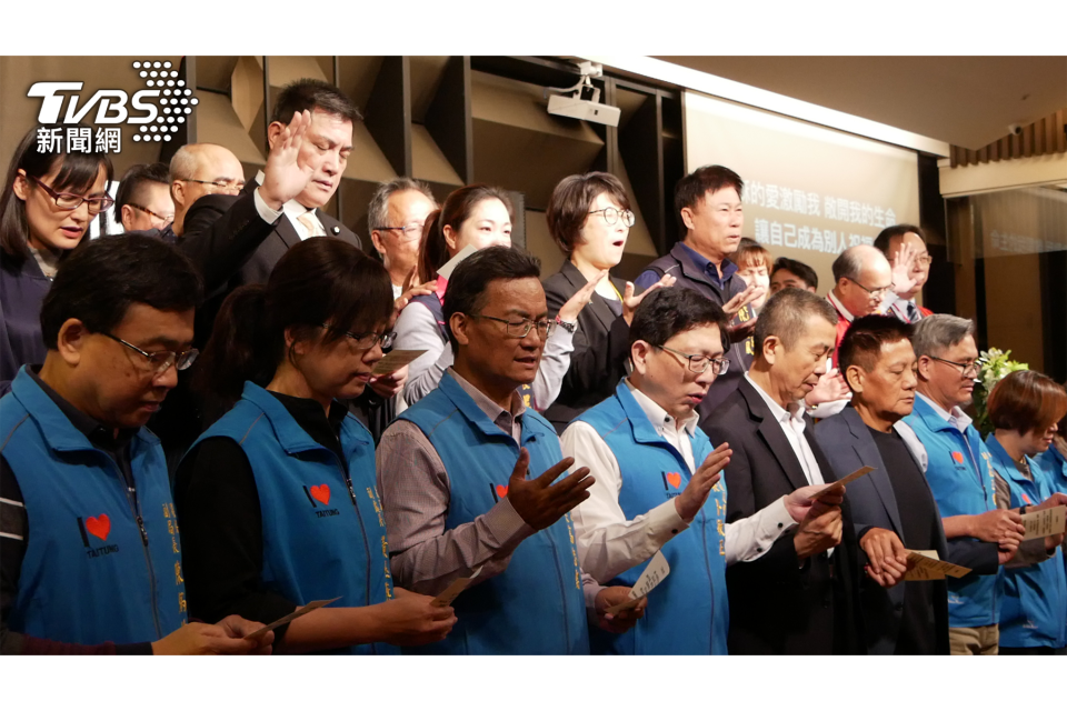 牧長為城市以及縣府團隊祝福。（圖／基督教今日報提供）