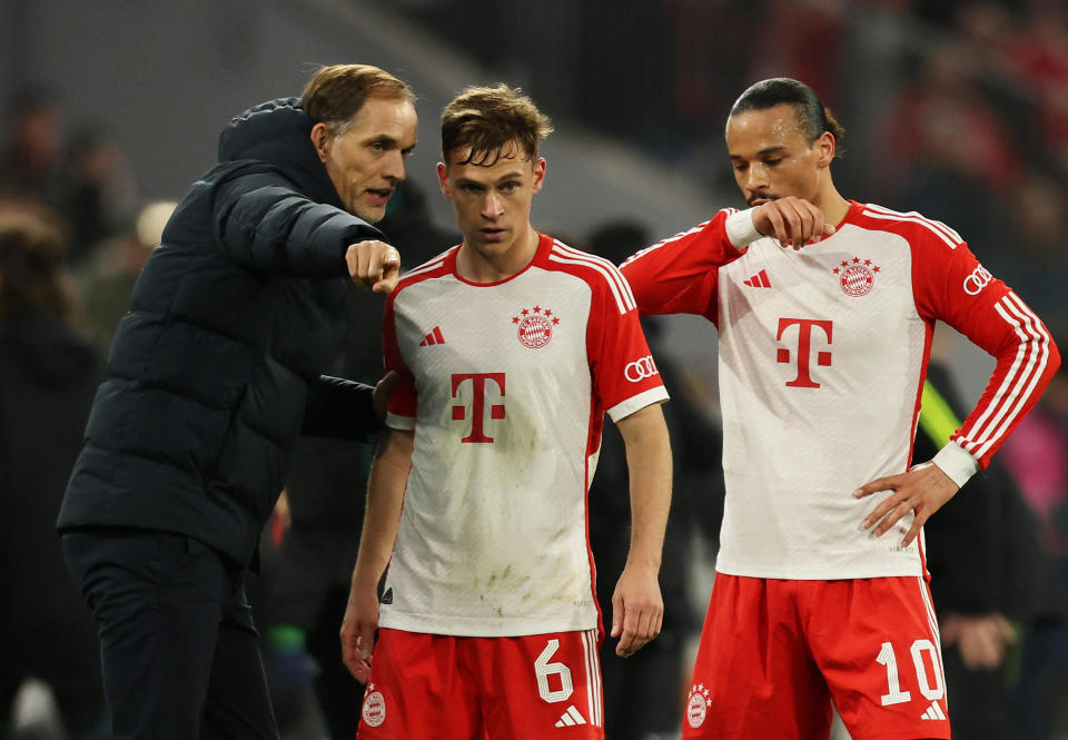 Thomas Tuchel instruiert Joshua Kimmich und Leroy Sane (r.) (REUTERS/Leonhard Simon)