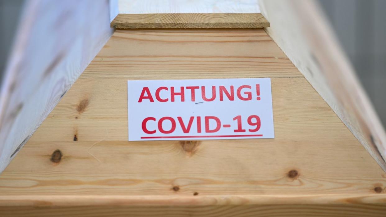 Ein Sarg mit der Aufschrift «Achtung! Covid-19» steht in einem Krematorium in Baden-Württemberg.