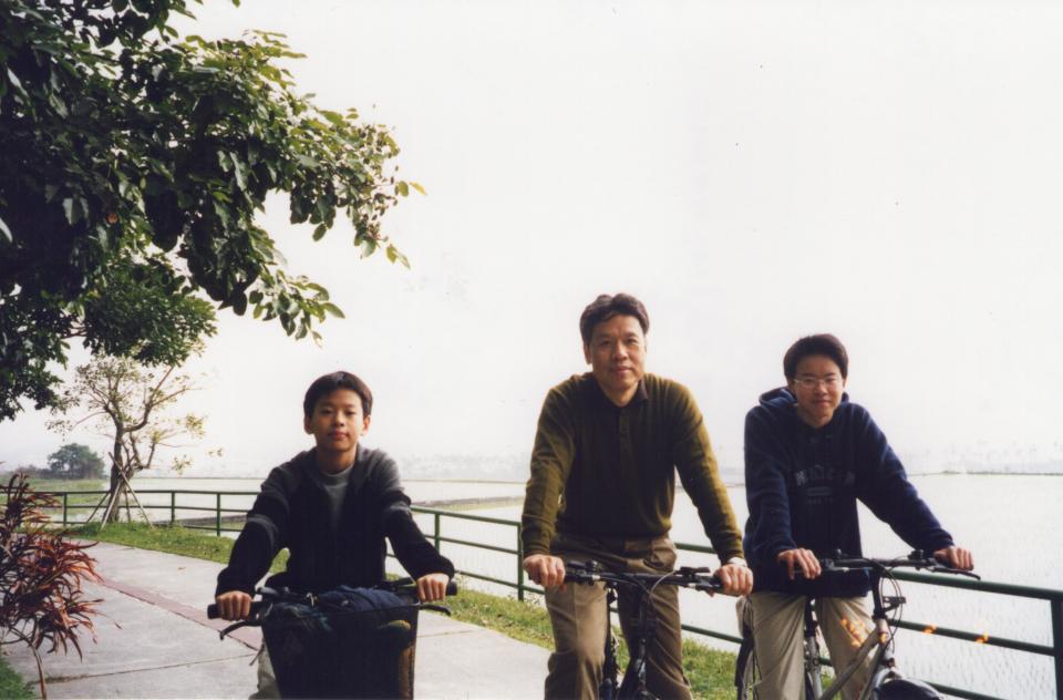 與童年時的孩子們騎腳踏車。