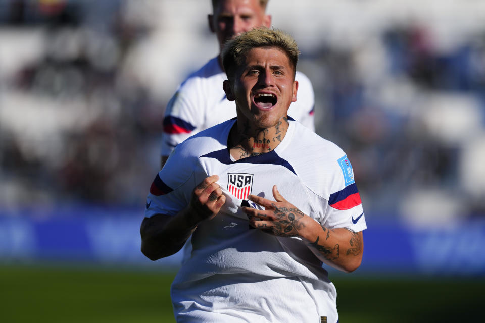 Diego Luna de Estados Unidos celebra tras convertir el primer gol contra Fiyi durante un partido del Grupo B del Mundial Sub20 en el estadio Bicentenario de San Juan, Argentina, el martes 23 mayo de 2023. (AP Foto/Natacha Pisarenko)