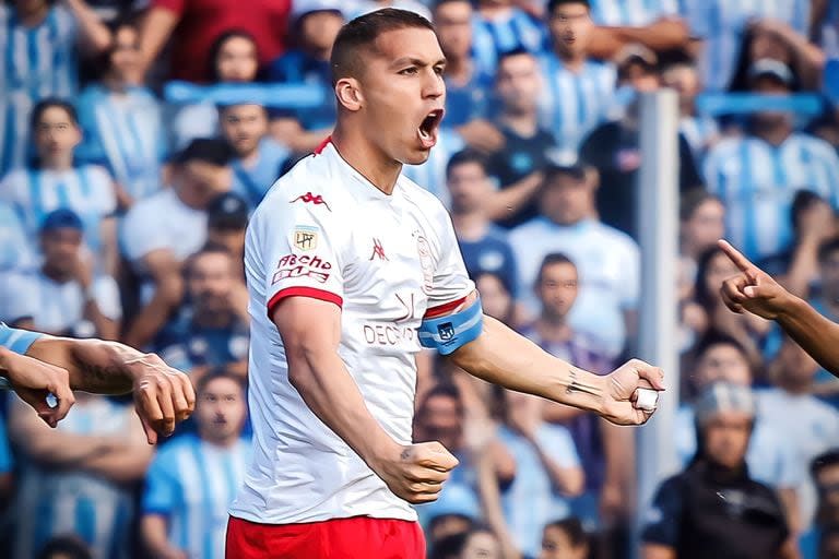 Festeja Fernando Tobio, autor del primer gol de Huracán ante Atlético Tucumán