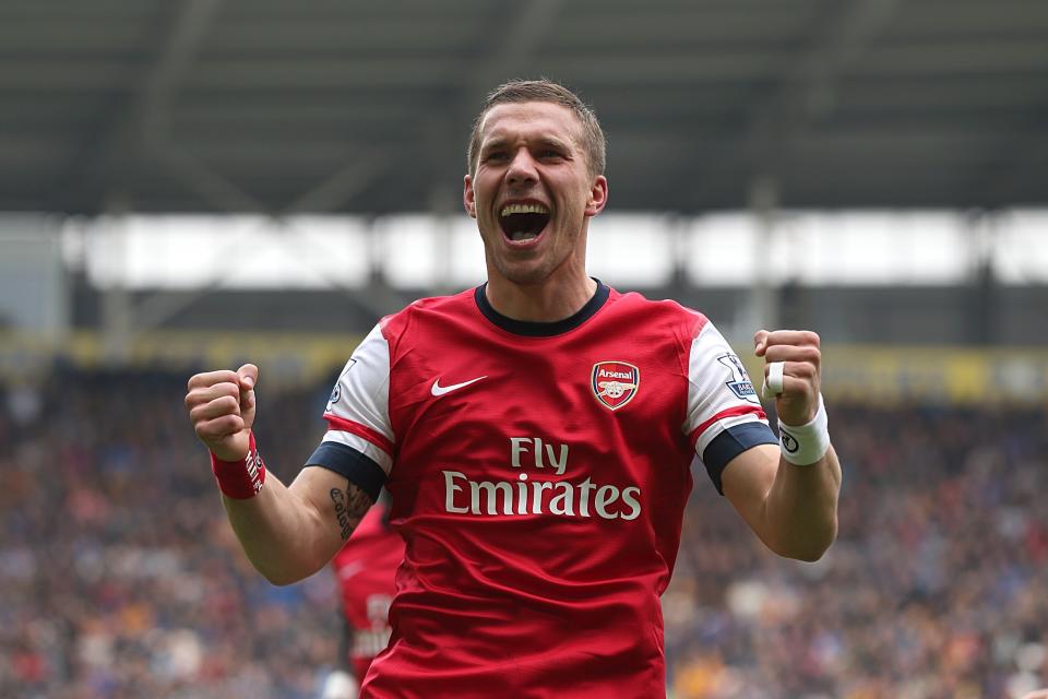 El alemán Lukas Podolski, del Arsenal, celebra tras anotar el tercer gol de su equipo durante un partido de la Liga Premier contra Hull City en el KC Stadium, en Hull, Inglaterra, el domingo 20 de abril de 2014. Arsenal ganó 3-0 con un doblete de Podolski. (AP Foto/Lynne Cameron, PA Wire) UNITED KINGDOM OUT - NO SALES - NO ARCHIVES