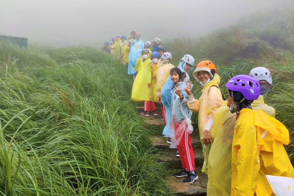 興德國小六年級畢業生漫步雲霧山林間，享受大自然奧妙