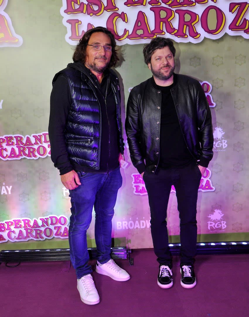 Martin Kweller y Guido Kaczka, los dos hombres fuertes de Kuarzo Entertainment Argentina, organizaron una salida de socios y fueron a ver Esperando la carroza al Teatro Broadway