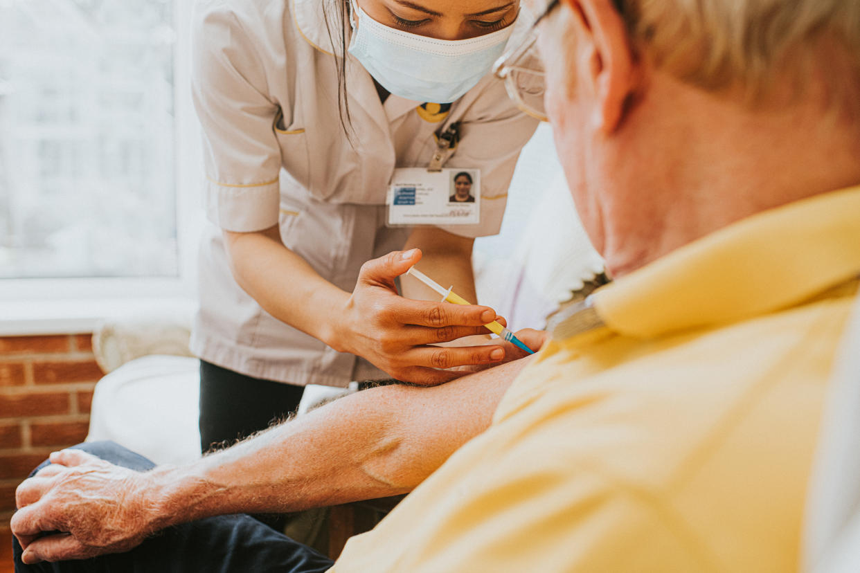 Un hombre alemán de 62 años ha recibido 217 dosis de la vacuna contra la COVID-19, desafiando las recomendaciones médicas.