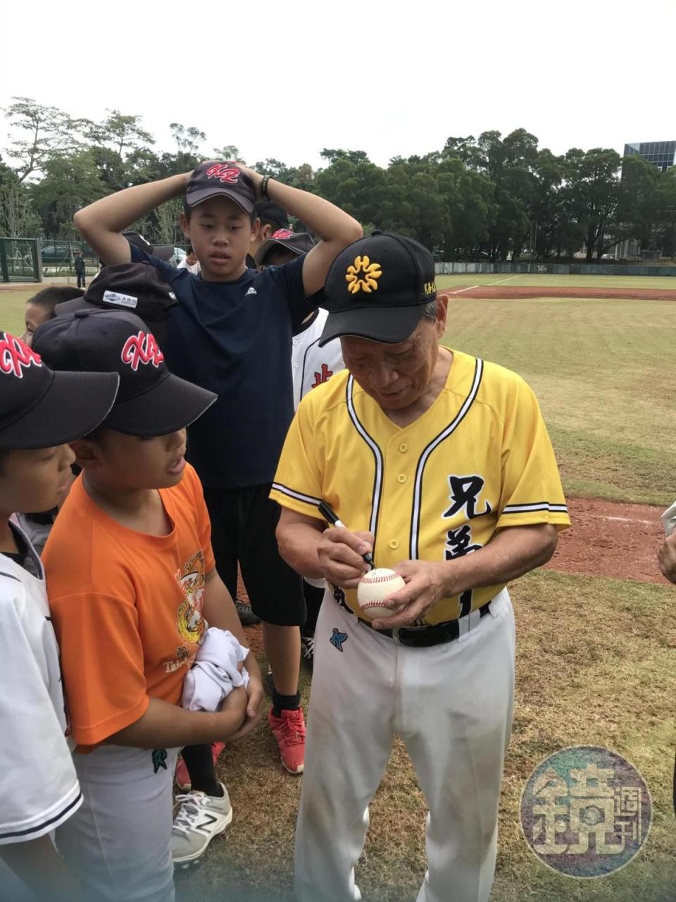 賽後，職棒教父洪騰勝為小球員們簽名，鼓勵大家繼續愛棒球、打棒球。