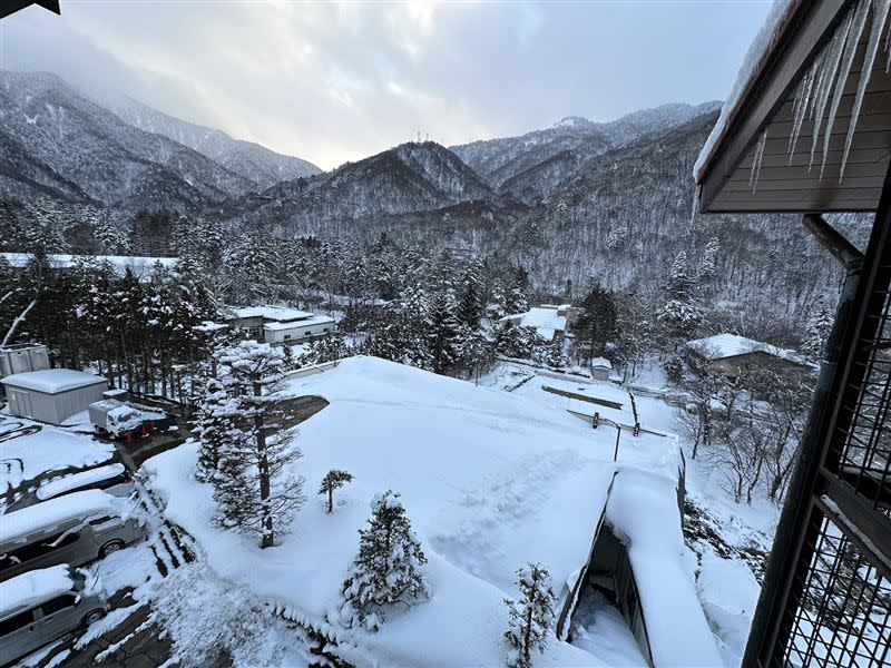 邱豑慶醫師貼出農曆過年期間到日本住宿溫泉旅館的照片，他說，一泊二食，不到台東飯店3分之一的價格。（圖／邱豑慶醫師授權使用）