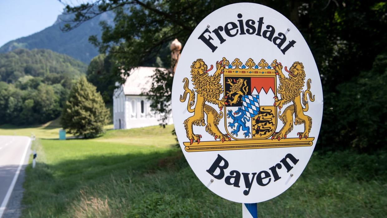 Schild unweit der Grenze von Bayern zu Österreich.