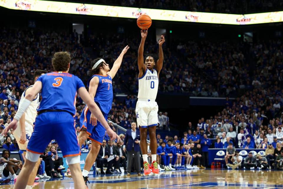 Kentucky guard Rob Dillingham (0) shoots the ball against Florida guard Walter Clayton Jr. (1) during Wednesday’s game at Rupp Arena. Silas Walker/swalker@herald-leader.com