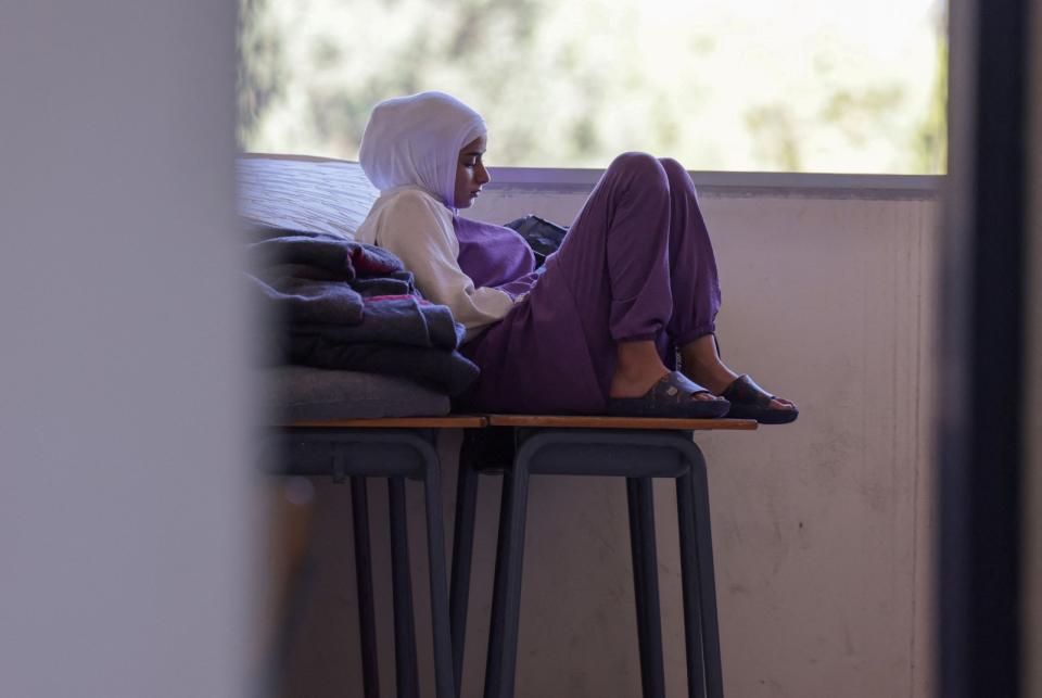 2023年10月20日，黎巴嫩南部城市泰爾（Tyre）一所學校，現在充作收容南部逃難居民的設施，照片中的女孩來自達哈伊拉村（Dahaira）。路透社