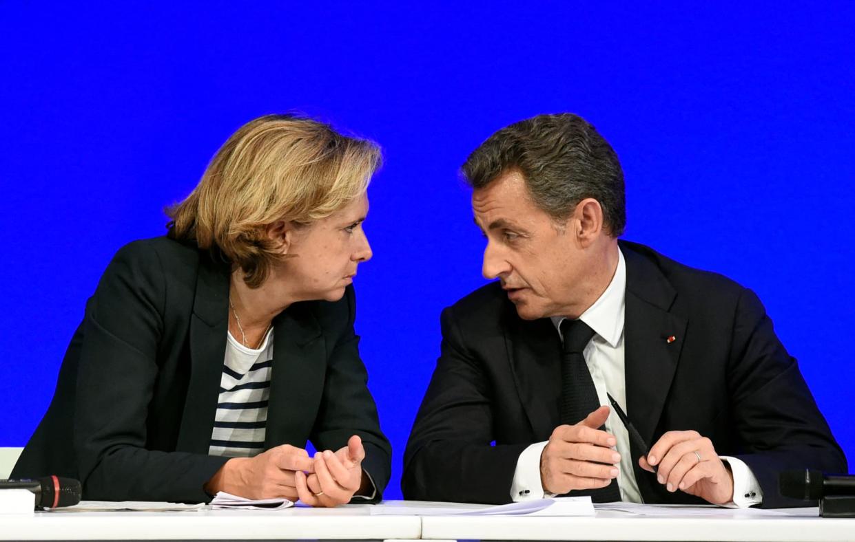 Valérie Pécresse et Nicolas Sarkozy échangent lors d'un Conseil national des Républicains à Paris, le 7 novembre 2015. - ALAIN JOCARD / AFP