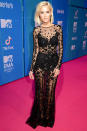 <p>No solo los mini vestidos mostraron mucha piel, la actriz, famosa por su participación en la serie ‘Las chicas del cable’ lució un vestido negro con transparencias que sí le hacía justicia. El diseño es de Zuhair Murad. Foto: Dave J Hogan / Getty Images. </p>