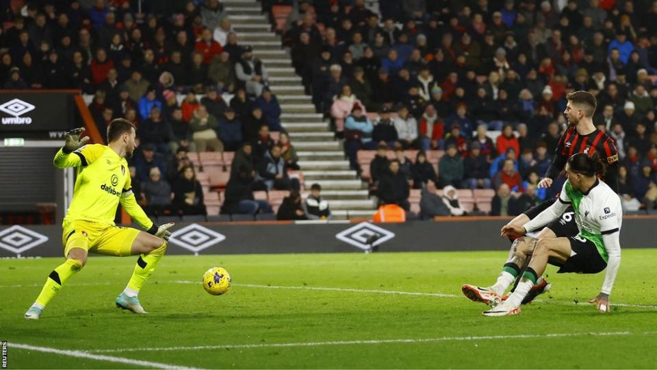 Игрок «Ливерпуля» Дарвин Нуньес забивает свой второй гол в ворота «Борнмута» и делает счет 4–0.