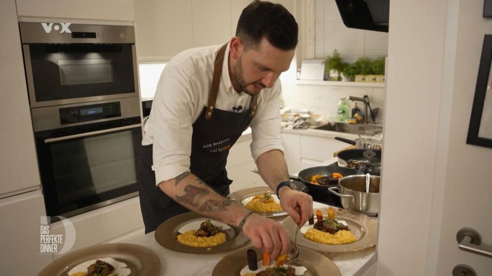 Robin kümmert sich mit Hingabe um sein Ossobuco mit Safran-Risotto.
 (Bild: RTL)