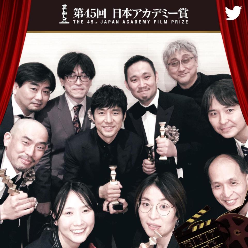 西島秀俊與濱口竜介導演在後台和《在車上》所有獲獎人員一起合影。（翻攝自日本電影學院獎Twitter）