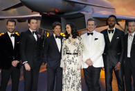 De izquierda a derecha, Glen Powell, Miles Teller, Tom Cruise, Jennifer Connelly, Jon Hamm, Jay Ellis y Lewis Pullman posan durante el estreno de "Top Gun Maverick" en Londres, el jueves 19 de mayo de 2022. (Foto AP/Alberto Pezzali)