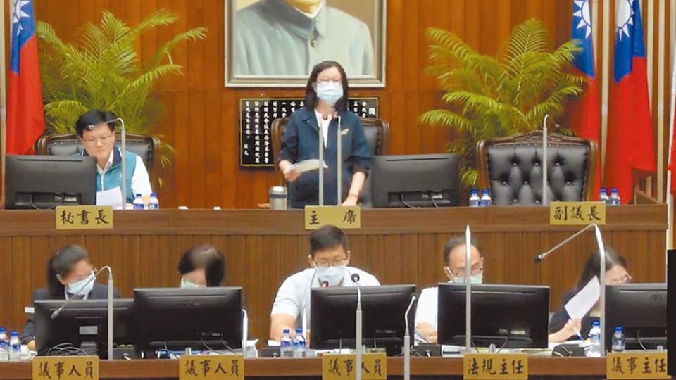 民進黨團幹事長周嘉韋表示，盼黨中央適時解除台南市議長邱莉莉、副議長林志展停權處分。圖中站立者為邱莉莉。（本報資料照片）
