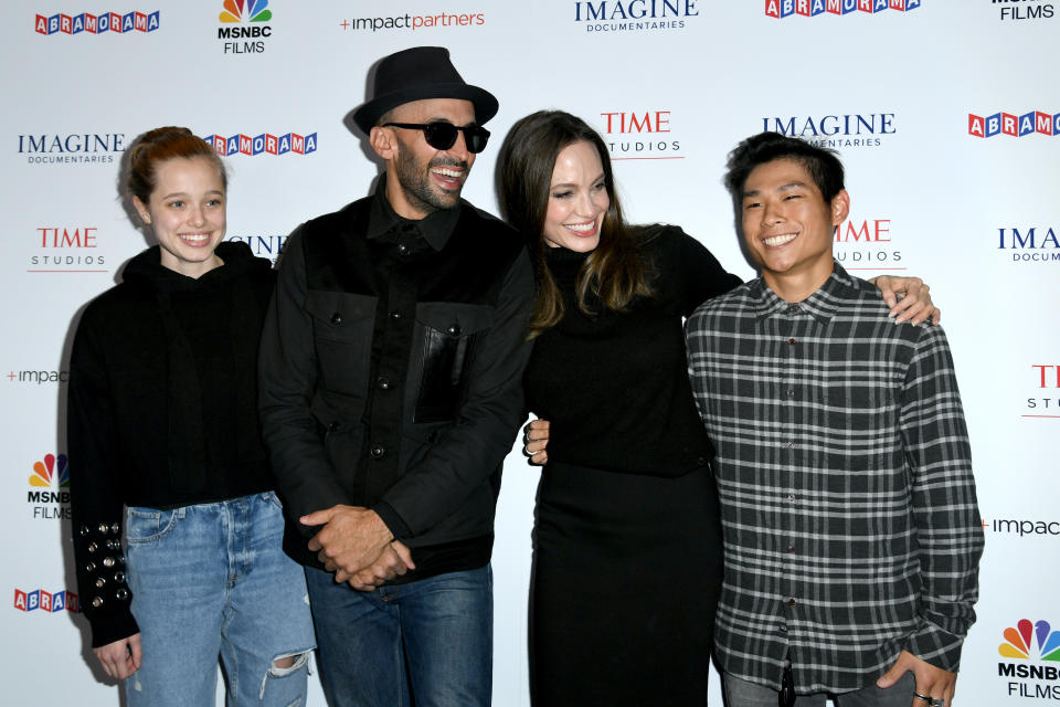 Shiloh Jolie-Pitt, el artista callejero JR, Angelina Jolie y Pax Thien Jolie-Pitt en el 2021. (Photo by JC Olivera/Getty Images)