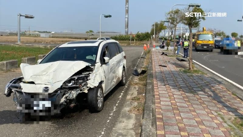 白色休旅車車頭幾乎全毀，車身嚴重凹陷。