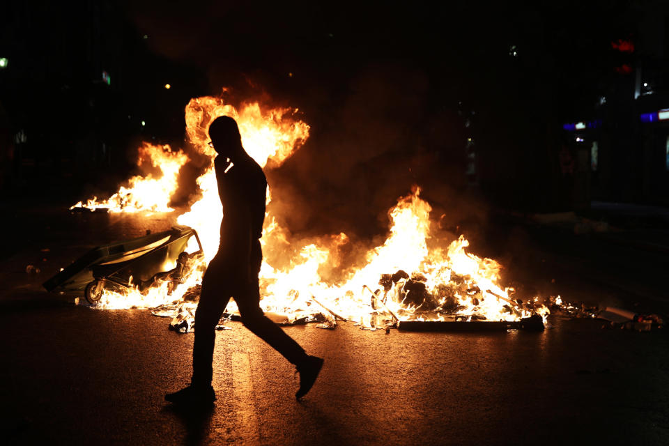 <p>In zahlreichen Städten Griechenlands kommt es anlässlich des fünften Todestages von Pavlos Fyssas zu Ausschreitungen. Der linkspolitische Rapper wurde 2013 von einem Anhänger der faschistischen Partei Chrysi Avgi erstochen. (Bild: AP Photo/Petros Giannakouris) </p>
