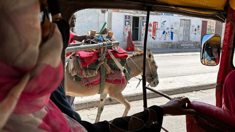 Una de las mejores formas de experimentar Mogadiscio es desde el interior de un bicitaxi