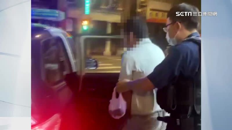 前職棒王姓選手如今因酒駕被送辦，遭警方一左一右押上警車。