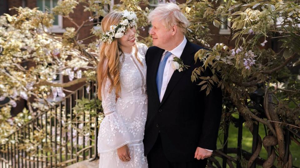 Boris Johnson y Carrie Symonds en el jardín del número 10 de Downing Street después de su boda.