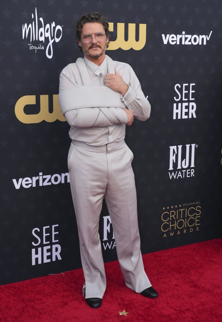 Otra vez, Pedro Pascal eligió un diseño de Ermenegildo Zegna para una alfombra roja. El actor de The last of us combinó el tono de su pantalón y su camisa con el del cabestrillo de su brazo lastimado