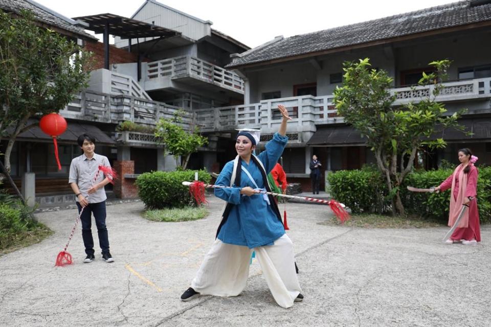 宜蘭傳藝中心裡經常可見傳統藝術表演者，圖為宜蘭戲團「悟遠劇坊」。